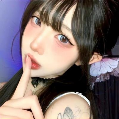 红鞋男子